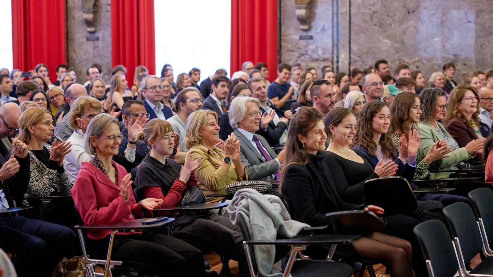 Das Publikum in der vollbesetzten Aula applaudierte den Semesterpreisträger:innen, den Absolvent:innen der hochschuldidaktischen Fortbildungen sowie der Trägerin des Orelli-Preises der Rechtswissenschaftlichen Fakultät. (Alle Bilder: Sebastian Wagner)